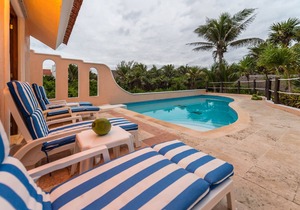 Casa del Mar Oceanfront Home 5 min walk to Beach w/ AC, Wifi, Pool