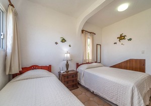 Casa del Mar Oceanfront Home 5 min walk to Beach w/ AC, Wifi, Pool