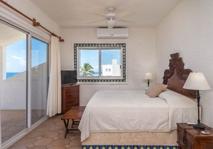 Casa del Mar Oceanfront Home 5 min walk to Beach w/ AC, Wifi, Pool