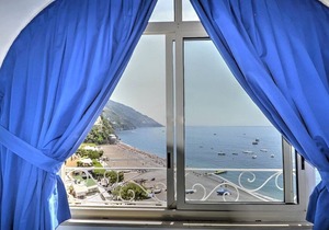 Casa Luisa: A charming ancient house overlooking the sea and the main beach of Positano, with Free WI-FI.