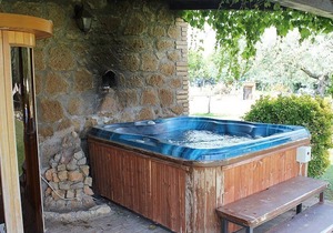 Casa Norberto C, fully refundable with voucher*: A spacious apartment surrounded by meadows and by green hills.