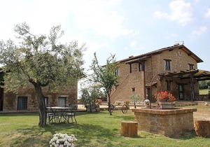 Casa Norberto C, fully refundable with voucher*: A spacious apartment surrounded by meadows and by green hills.