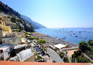 Casa Samuela: A charming ancient house overlooking the sea and the main beach of Positano, with Free WI-FI.