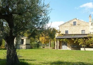 Casale Oliva in a landscape of oaks, olive e cherry trees