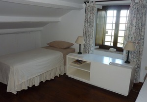 Casale Oliva in a landscape of oaks, olives and cherry trees