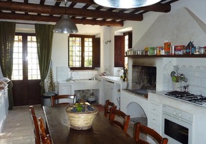 Casale Oliva in a landscape of oaks, olive e cherry trees