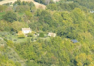Casale Oliva in a landscape of oaks, olive e cherry trees