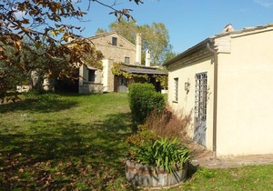 Casale Oliva in a landscape of oaks, olive e cherry trees