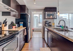 Central Downtown 2 bed/2 bath condo across Rogers Arena