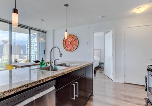 Central Downtown 2 bed/2 bath condo across Rogers Arena