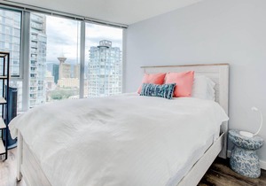 Central Downtown 2 bed/2 bath condo across Rogers Arena