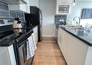 Central Downtown: Bright, Modern 1.5br Condo, Sleeps 5 + Pool/AC/Gym