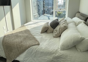 Central Downtown: Bright, Modern 1.5br Condo, Sleeps 5 + Pool/AC/Gym