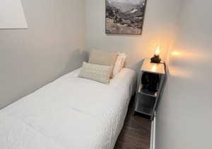 Central Downtown: Bright, Modern 1.5br Condo, Sleeps 5 + Pool/AC/Gym