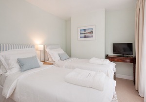 Centrally located, 3 bed cottage with garden & parking (sleeps 10)