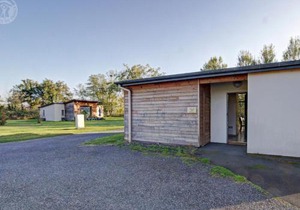 Chalets bord d'étang avec terrasse privée et équipements loisir, parfaits pour une escapade nature - FR-1-496-79