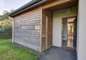 Chalets confortables au bord d'un étang avec terrasse, jardin et nombreuses activités. - FR-1-496-78