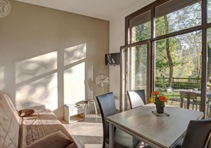 Chalets confortables au bord d'un étang avec terrasse, jardin et nombreuses activités. - FR-1-496-78