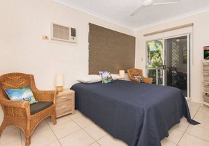Champagne Apartment 2 - Spacious ground floor apartment with beautiful views of Geoffrey Bay