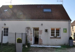Charming Cottage Near Loire Castles: Cozy Living, Pet-Friendly, Wi-Fi, Outdoor Area