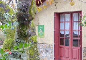 Charming 2-Bedroom House near Medieval Village with Garden, Close to Tronçais Forest