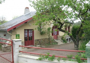 Charming 2-Bedroom House near Medieval Village with Garden, Close to Tronçais Forest
