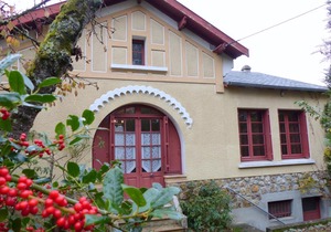 Charming 2-Bedroom House near Medieval Village with Garden, Close to Tronçais Forest