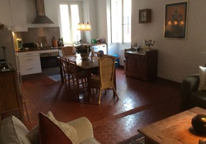 Charming apartment on the Cours Saleya, vieux Nice. 200 meters from the beach!