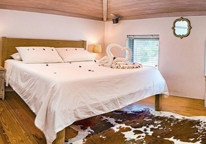 Charming Cottage Walk to Beach and Pool. Resort Privileges
