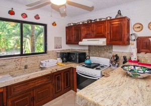 Charming, cozy beachfront condo in South Akumal, pool, AC and WiFi!