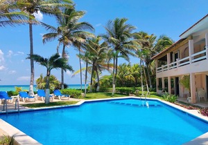 Charming, cozy beachfront condo in South Akumal, pool, AC and WiFi!