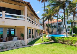 Charming, cozy beachfront condo in South Akumal, pool, AC and WiFi!