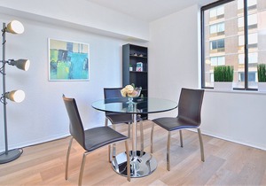 Charming Duplex 2 bedroom Downtown Montreal w/Netflix +Workspace+ Balcony +View