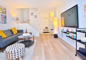 Charming Duplex 2 bedroom Downtown Montreal w/Netflix +Workspace+ Balcony +View