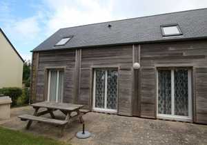 "Charming House near Beach: 3BR, Terrace, BBQ, Pet-Friendly, Parking, WiFi"