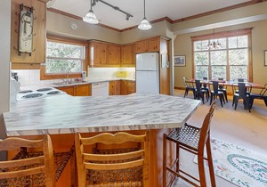 Charming spacious condo w/access to shared pool