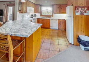 Charming spacious condo w/access to shared pool