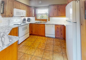 Charming spacious condo w/access to shared pool