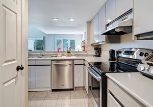 Charming & unique retreat w/ a seasonal swimming pool in an unbeatable location