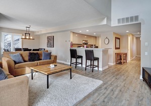 Charming & unique retreat w/ a seasonal swimming pool in an unbeatable location