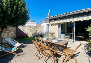 Charming villa in a quiet location with courtyard