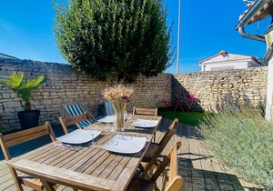 Charming villa in a quiet location with courtyard
