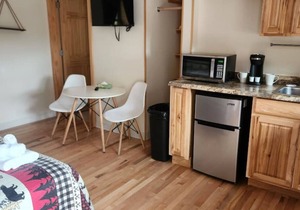 Cherry Lodge: Cozy King Room Retreat