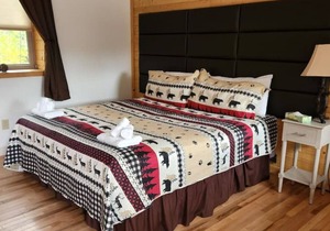 Cherry Lodge: King Room Near Nature Trails