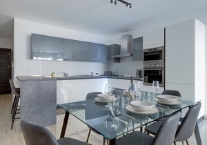 Chic 2BR Apartment, Ideal Location