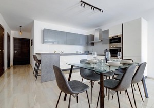 Chic 2BR Apartment, Ideal Location