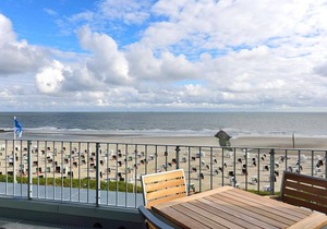 Chic apartment on the North Sea beach with top sea view, balcony and beach chair! -