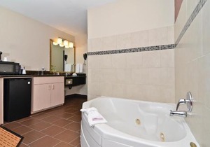 Clackamas Inn and Suites