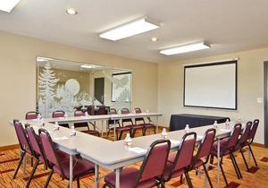 Clackamas Inn and Suites