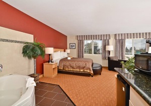 Clackamas Inn & Suites